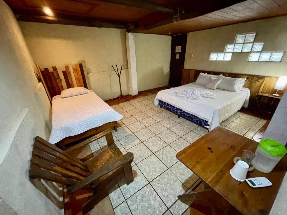 Johnnys Place Hotel Monterrico Exterior photo