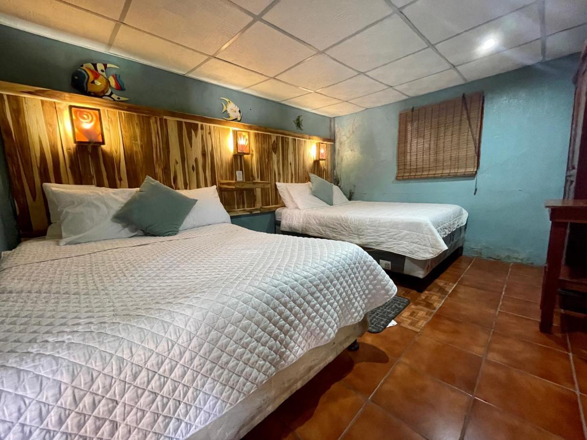 Johnnys Place Hotel Monterrico Exterior photo