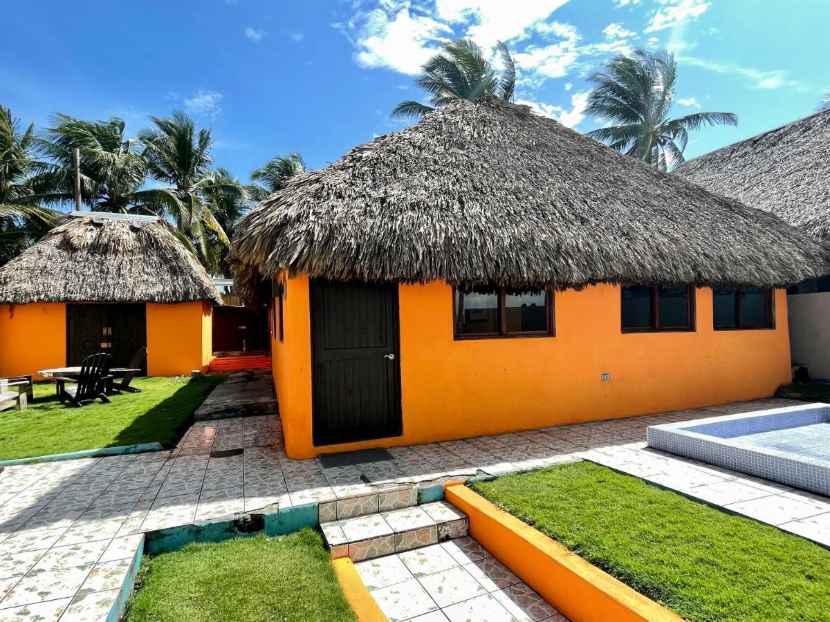 Johnnys Place Hotel Monterrico Exterior photo