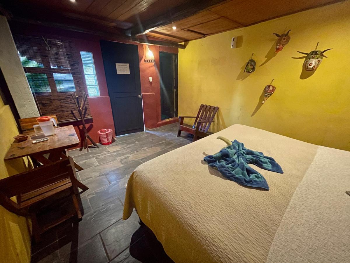 Johnnys Place Hotel Monterrico Exterior photo