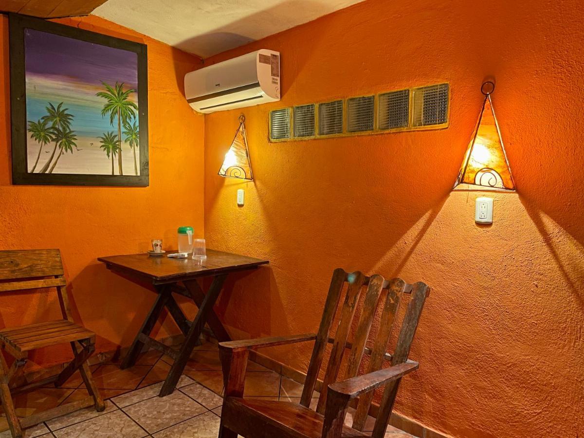 Johnnys Place Hotel Monterrico Exterior photo