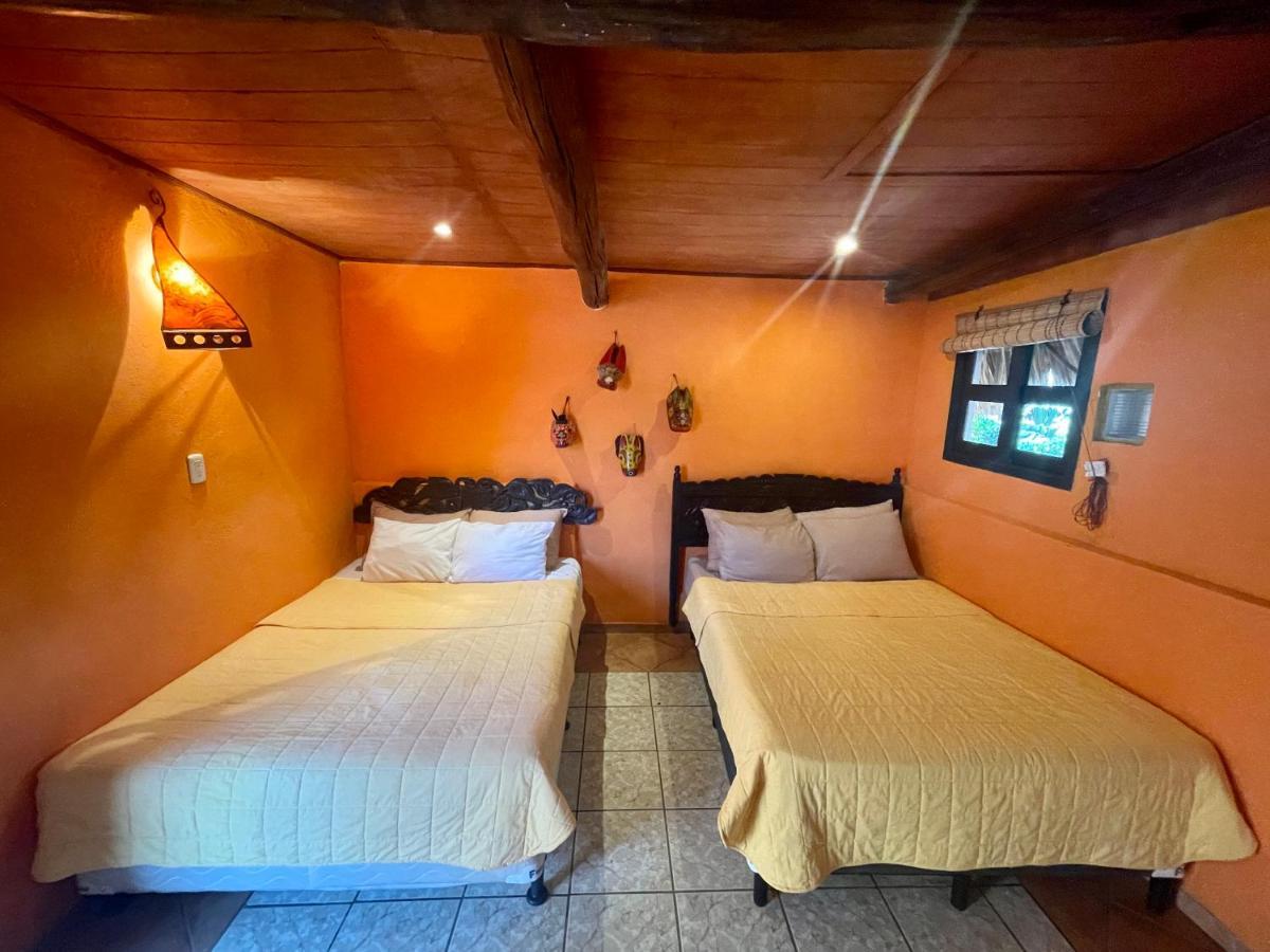Johnnys Place Hotel Monterrico Exterior photo