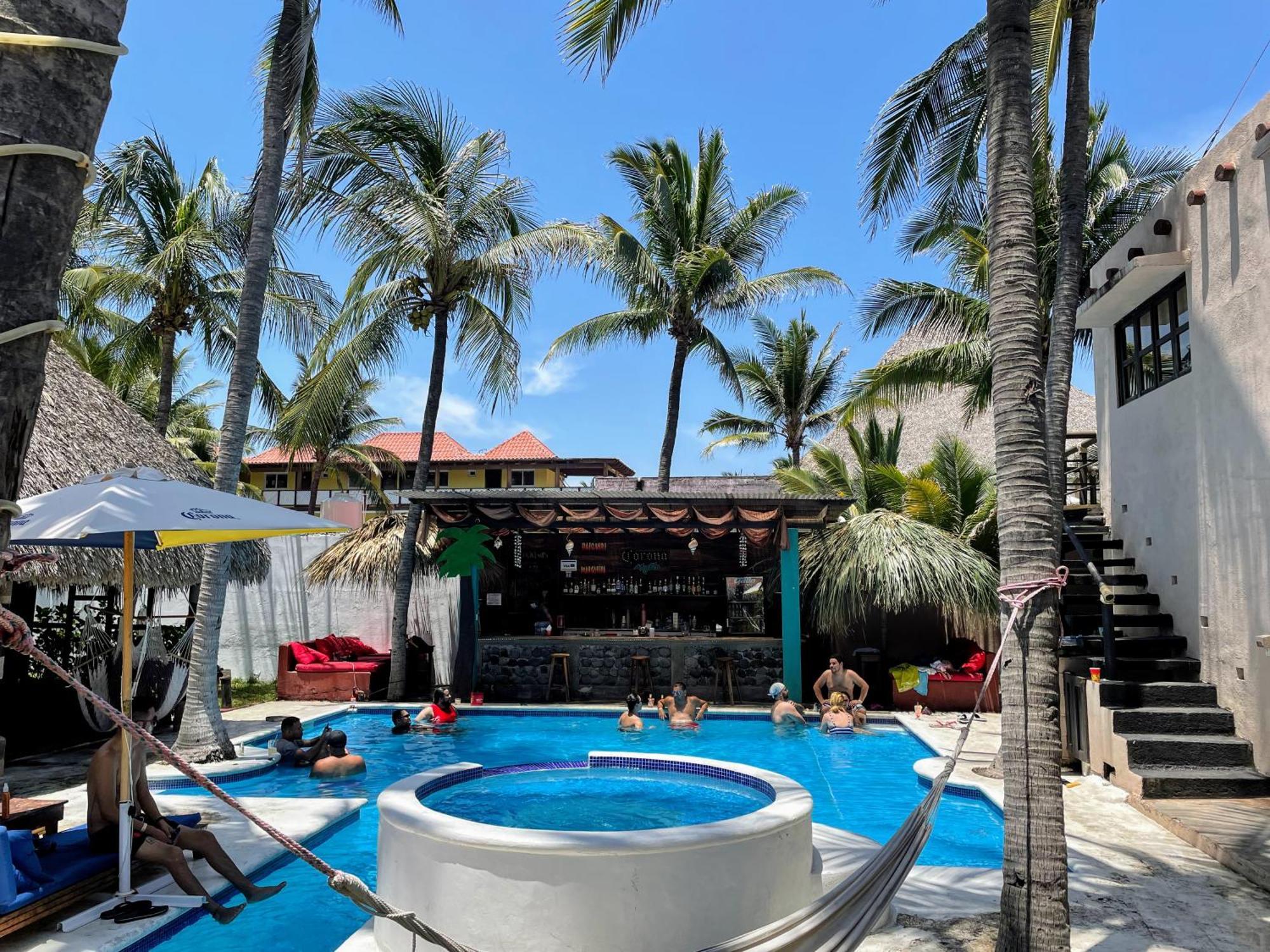 Johnnys Place Hotel Monterrico Exterior photo